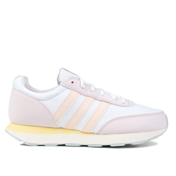 Buty damskie sportowe do chodzenia Adidas RUN 60S. Białe buty sportowe na co dzień damskie Adidas, bez wzorów, trekkingowe. W wyprzedaży za 199.00 zł.