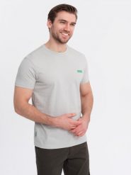 Męski bawełniany t-shirt z zieloną naszywką na piersi – jasnoszary V2 - Rozmiar: XXL. Szare t-shirty męskie Ombre Clothing, m, z aplikacjami, z bawełny, bez kołnierzyka. W wyprzedaży za 69.99 zł.