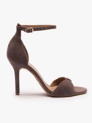 Ciemnobrązowe sandały na wysokim obcasie. Brązowe sandały damskie Ryłko, bez wzorów, z gumy, bez obcasa, na obcasie. Za 399.99 zł.