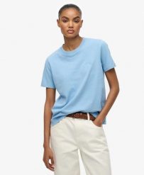Superdry Prosta koszulka Essential Logo z haftem, bawełna organiczna – BLUEBELL. Niebieskie topy sportowe damskie Superdry., bez wzorów, z bawełny, bez ramiączek. Za 107.50 zł.