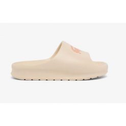 Klapki damskie Lacoste Serve Slide 2.0 na basen. Białe klapki damskie Lacoste, bez wzorów, z dresówki, bez obcasa. Za 233.20 zł.