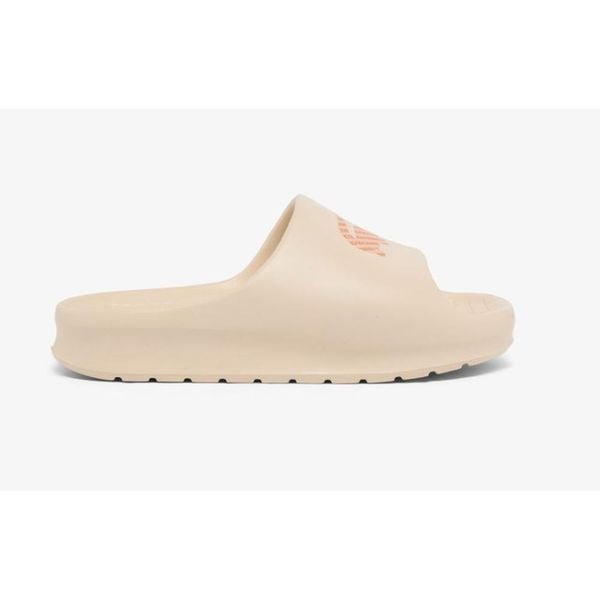 Klapki damskie Lacoste Serve Slide 2.0 na basen. Białe klapki damskie Lacoste, bez wzorów, z dresówki, bez obcasa. Za 233.20 zł.