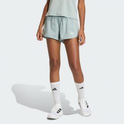 Szorty Pacer Workout Woven 2in1. Zielone spodenki sportowe damskie Adidas, bez wzorów, sportowe. Za 179.00 zł.