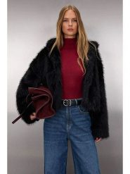 Trendyol Kurtka pluszowa w kolorze czarnym rozmiar: M. Czarne kurtki damskie Trendyol, m, bez wzorów, bez kaptura. Za 208.83 zł.