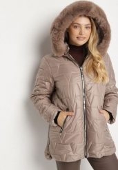 Ciemnobeżowa Pikowana Kurtka z Kapturem z Futerkiem Azilma. Brązowe kurtki damskie Born2be, plus size, bez wzorów, z dzianiny, z kapturem. Za 199.99 zł.