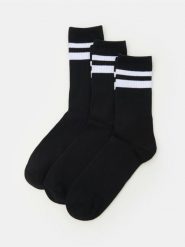 Prążkowane skarpetki 3 pack - czarny. Czarne skarpetki męskie Sinsay, bez wzorów, prążkowane. Za 17.99 zł.