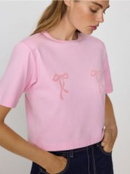 T-shirt z poduszkami na ramionach - różowy. Czerwone t-shirty damskie Reserved, l, bez wzorów, z bawełny, bez kołnierzyka. W wyprzedaży za 25.99 zł.