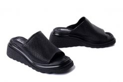ARTIKER RELAKS 54C0305 czarny, klapki damskie. Czarne klapki damskie Artiker Relaks, bez wzorów, ze skóry, bez obcasa, na koturnie. Za 149.93 zł.
