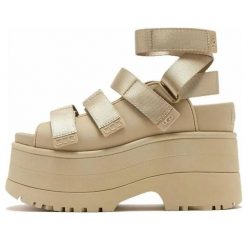 Damskie sandały GOLDENRISE SANDALS. Brązowe sandały damskie Ugg, bez wzorów, bez obcasa. Za 685.50 zł.