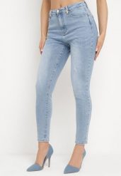 Jasnoniebieskie Jeansy Skinny z Elastycznej Bawełny z Ozdobną Szlufką Almiria. Niebieskie jeansy damskie Born2be, z podwyższonym stanem. Za 89.99 zł.