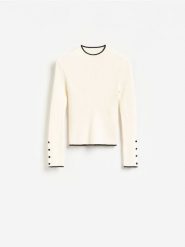 Sweter z ozdobnymi guzikami - kremowy. Białe swetry klasyczne damskie Reserved, l, z dzianiny, bez kołnierzyka. Za 119.99 zł.