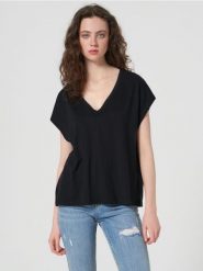 Koszulka loose - czarny. Czarne t-shirty damskie Sinsay, l, bez wzorów, z bawełny, bez kołnierzyka. Za 25.99 zł.
