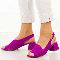 Fuksja zamszowe skórzane Polskie sandały damskie na obcasie Deoni D405C. Czerwone sandały damskie Deoni, bez wzorów, ze skóry, bez obcasa, na obcasie. W wyprzedaży za 386.32 zł.