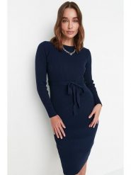 Trendyol Sukienka dzianinowa w kolorze granatowym rozmiar: M. Niebieskie sukienki damskie Trendyol, na imprezę, m, bez wzorów, z dzianiny, bez kołnierzyka, bez ramiączek, midi. Za 109.00 zł.