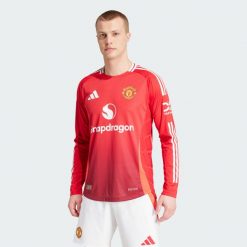 Koszulka Manchester United 24/25 Long Sleeve Home Authentic. Czerwone koszulki męskie z długim rękawem Adidas, m, z materiału. W wyprzedaży za 524.30 zł.
