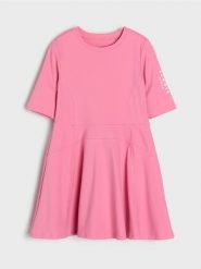 Sukienka ze sportowej dzianiny z ochroną przeciwsłoneczną UPF50+ - różowy. Czerwone sukienki dziewczęce Sinsay, bez wzorów, z dzianiny, sportowe, bez ramiączek. Za 29.99 zł.