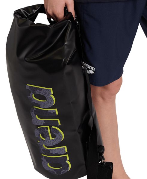 Torba sporotwa Arena Team Drybag Big Logo wodoodporna. Czarne torebki klasyczne damskie Arena, bez wzorów, z materiału, duże, bez dodatków. Za 120.56 zł.