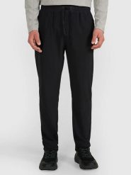 4F Spodnie dresowe w kolorze czarnym rozmiar: S. Czarne spodnie dresowe męskie 4f, bez wzorów, z dresówki. Za 122.96 zł.