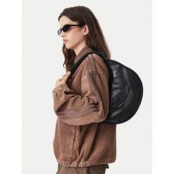 Torebka adidas. Czarne torebki klasyczne damskie Adidas, bez wzorów, bez dodatków. Za 179.99 zł.