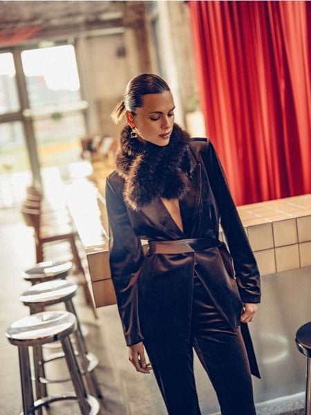 Welurowa marynarka - brązowy. Brązowe marynarki i żakiety damskie Reserved, l, bez wzorów, z weluru. Za 199.99 zł.