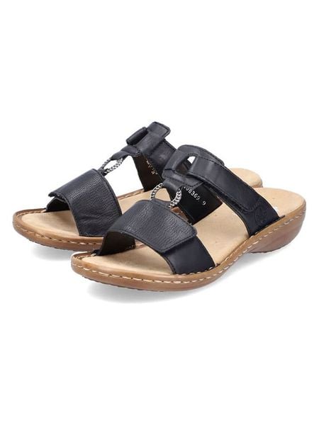 Rieker Klapki w kolorze czarnym rozmiar: 41. Czarne klapki damskie Rieker, bez wzorów, bez obcasa, na koturnie. Za 146.28 zł.