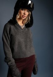 Ciemnoszary Krótki Sweter z Trójkątnym Dekoltem Ozdobiony Kołnierzykiem Savalin. Szare swetry klasyczne damskie Renee, uniwersalny, z bawełny, bez kołnierzyka. Za 139.99 zł.