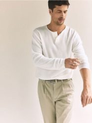 Sweter henley - biały. Białe swetry męskie Reserved, l, bez wzorów, z bawełny, bez kołnierzyka. Za 119.99 zł.