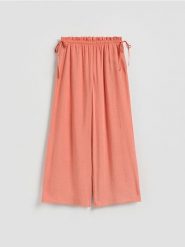 Szerokie spodnie z modalem - pomarańczowy. Brązowe spodnie materiałowe damskie Reserved, bez wzorów, z tkaniny. Za 119.99 zł.