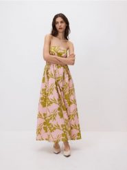Wzorzysta sukienka midi - wielobarwny. Sukienki damskie Reserved, l, bez wzorów, z bawełny, bez kołnierzyka, bez ramiączek, midi, rozkloszowane. Za 199.99 zł.