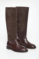 Kozaki damskie zamszowe BALDININI. Kozaki damskie Baldinini, z zamszu, bez obcasa. W wyprzedaży za 2,391.20 zł.