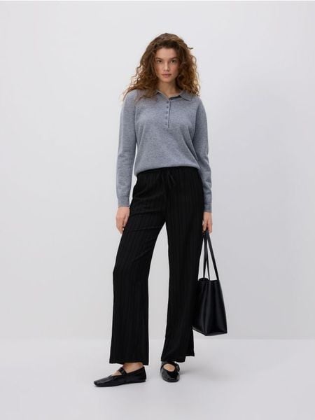 Strukturalne spodnie - czarny. Czarne spodnie materiałowe damskie Reserved, bez wzorów, z tkaniny. W wyprzedaży za 45.99 zł.