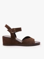 Ciemnobrązowe sandały na koturnie. Brązowe sandały damskie Ryłko, bez wzorów, ze skóry, bez obcasa, na koturnie. Za 399.99 zł.