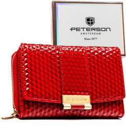 Czerwony, lakierowany portfel damski wykonany ze skóry ekologicznej o przestrzennej fakturze - Peterson. Czerwone portfele damskie Peterson, bez wzorów, z lakierowanej skóry. Za 99.99 zł.