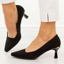 Czarne zamsz Polskie szpilki damskie Suzana 6030. Czarne szpilki Suzana, bez wzorów, z zamszu, bez obcasa. Za 249.00 zł.