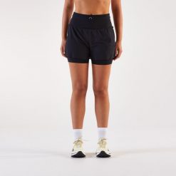 Spodenki do biegania w terenie damskie Kiprun 2w1 Run 900 Ultra. Czarne szorty damskie KIPRUN, bez wzorów, z materiału, sportowe. Za 199.99 zł.