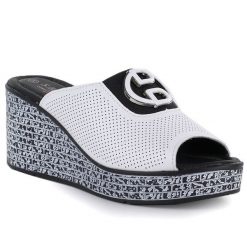 Skórzane klapki damskie na koturnie białe S.Barski 7012. Białe klapki damskie S.BARSKI, bez wzorów, ze skóry, bez obcasa, na koturnie. Za 189.99 zł.