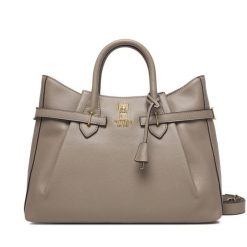 Torebka Guess. Brązowe torebki klasyczne damskie Guess, z aplikacjami, bez dodatków. Za 719.99 zł.