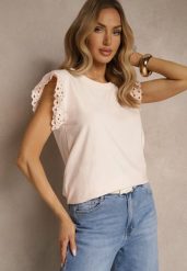 Jasnoróżowa Bawełniana Bluzka z Krótkim Rękawem z Ażurowej Falbanki Voanira. Czerwone bluzki damskie Renee, l, w ażurowe wzory, z bawełny, eleganckie, bez kołnierzyka, bez ramiączek. Za 34.99 zł.