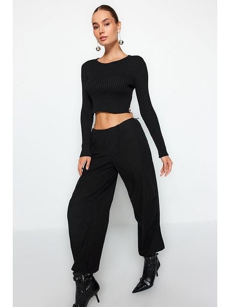 Trendyol Koszulka w kolorze czarnym rozmiar: M. Czarne bluzki damskie Trendyol, m, bez wzorów, prążkowane, bez kołnierzyka, bez ramiączek. Za 60.99 zł.