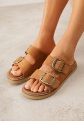 Jasnobrązowe Klapki VICES Ozdobione Dużymi Klamrami Jenniviane. Brązowe klapki damskie Renee, z aplikacjami, z materiału, bez obcasa, na płaskiej podeszwie. Za 99.99 zł.