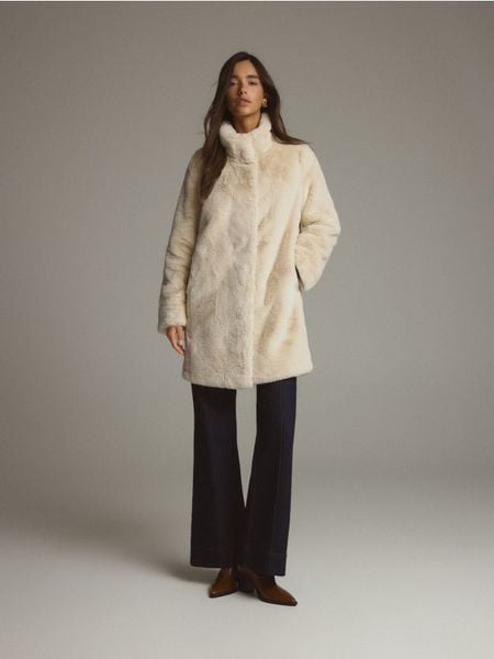 Płaszcz z imitacji futra - złamana biel. Płaszcze damskie Reserved, l, bez wzorów. W wyprzedaży za 189.99 zł.