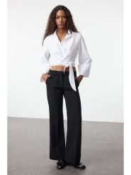 Trendyol Bluzka w kolorze białym rozmiar: 34. Białe bluzki damskie Trendyol, bez wzorów, bez kołnierzyka, bez ramiączek. Za 60.99 zł.