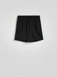 Szorty slim fit - czarny. Czarne szorty męskie Reserved, z tkaniny, bez kołnierzyka. Za 99.99 zł.