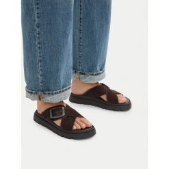 Klapki G-Star. Brązowe klapki damskie G-Star, bez wzorów, bez obcasa. Za 133.99 zł.