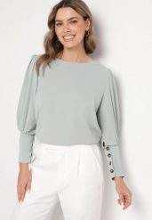 Jasnozielona Bluzka o Kroju Nietoperza z Guzikami Jenadwen. Zielone bluzki damskie Born2be, uniwersalny, bez wzorów, bez kołnierzyka, bez ramiączek. Za 59.99 zł.