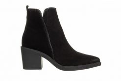 Botki Bayla-159 4916 003-F Czarny Welur 159182, Skóra naturalna - 37. Czarne botki damskie Bayla, z gumy, eleganckie, bez obcasa, bez zapięcia. W wyprzedaży za 269.10 zł.