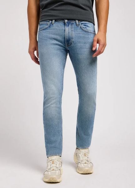 LEE MĘSKIE SPODNIE JEANSOWE Lee Luke Pool Days 112349206 L719016076. Spodnie materiałowe męskie Lee, bez wzorów, z jeansu. W wyprzedaży za 189.99 zł.