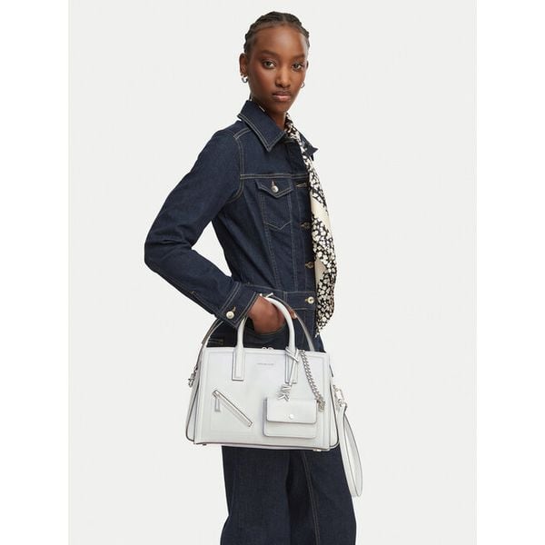 Torebka MICHAEL Michael Kors. Białe torebki klasyczne damskie MICHAEL Michael Kors, bez wzorów, bez dodatków. Za 1,729.00 zł.