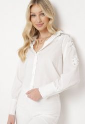 Biała Koszula z Ażurowymi Wstawkami Ozdobiona Cyrkoniami i Kryształkami Gonie. Białe koszule damskie Born2be, m, w ażurowe wzory, eleganckie, bez kołnierzyka, bez ramiączek. Za 139.99 zł.