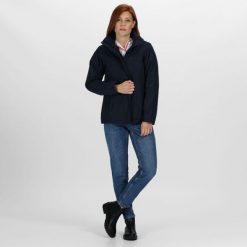 Damska Kurtka Przeciwdeszczowa Beauford. Niebieskie kurtki damskie Regatta, na zimę, xl, bez wzorów, z materiału, z kapturem. Za 317.99 zł.